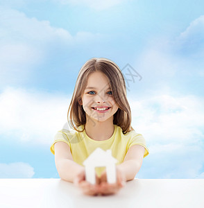 家,教育,幸福,童人的微笑的小女孩着绿色的房子,多云的天空背景下图片
