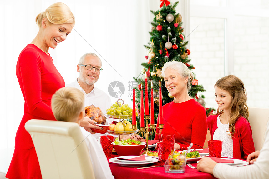 家庭,假期,世代,诞节人们的微笑的家庭家里吃晚饭图片