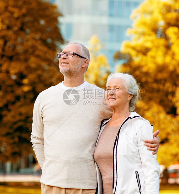 家庭,龄,旅游,旅游人的老夫妇拥抱城市公园图片