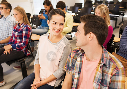 教育,高中,队合作人的群微笑的学生坐报告厅背景图片