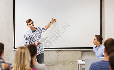 教育,高中,技术人的学生站遥控器,笔记本电脑老师同学前的教室图片