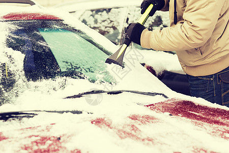 运输,冬季车辆特写的人刮冰汽车挡风璃与刷子图片