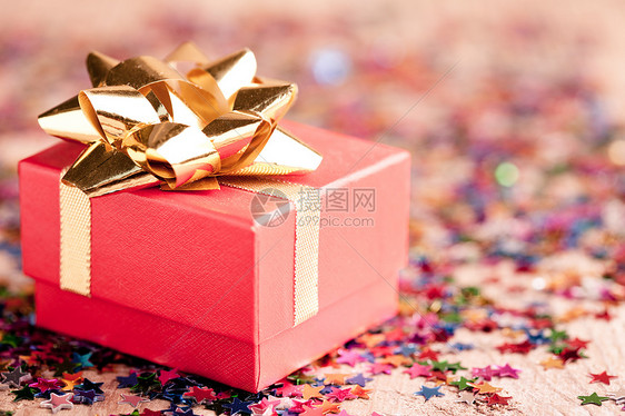 小红色礼品盒特写与特别为珠宝图片