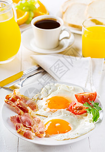 现磨咖啡早餐包括煎鸡蛋烤包果汁咖啡水果背景