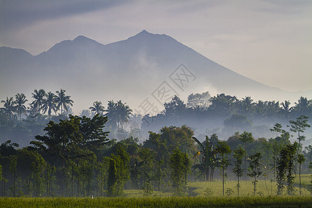 印度尼西亚伦博克岛Rinjani火山的景观图片