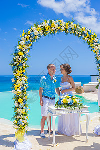 热带海岸线举行的婚礼图片