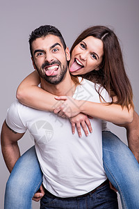 趣的爱情夫妇互相拥抱的肖像图片