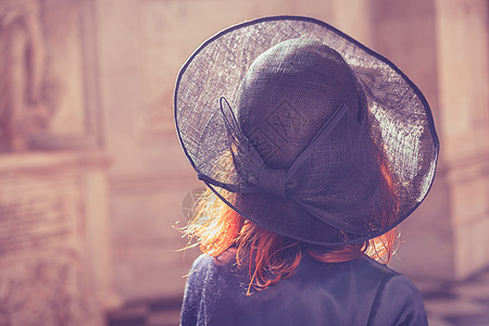 个戴帽子的女人正座古老的大教堂里走来走图片
