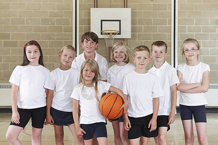 小学篮球队的学生图片