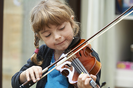 轻女孩学拉小提琴图片