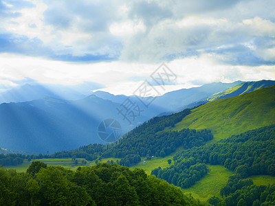 高加索山脉高山草地的山地全景图图片