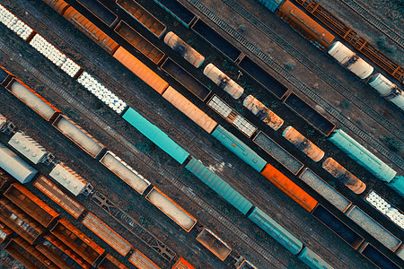 火车站彩色货运列车的鸟瞰图货物列车铁路上货物的货车重工业工业场景与火车的风景复古风格彩图片