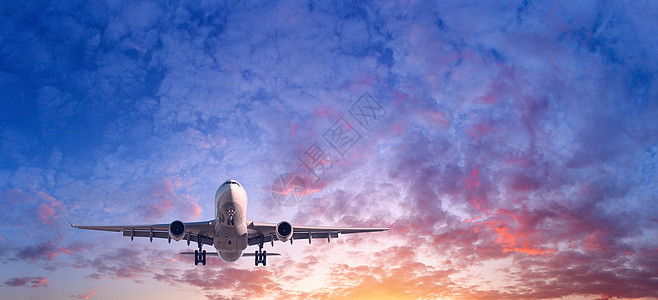 着陆飞机风景与客机飞行蓝天与红色,紫色橙色的云日落旅行背景客机商用飞机私人飞机图片