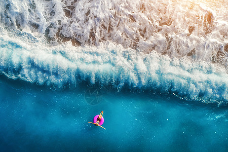 奥卢德尼斯透明的绿松石海中,轻女子粉红色的游泳圈上游泳的鸟瞰图夏天的海景与女孩,海滩,美丽的波浪,蓝色的水日落无图片