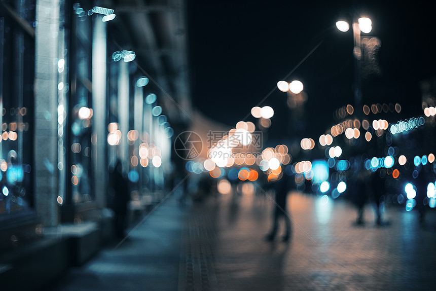 夜晚模糊的城市博克美丽的抽象背景与分散的建筑,汽车,城市灯,人五颜六色的背景与城市夜景背景古董图片