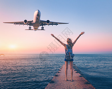 日落时的飞机快乐的女人夏天的风景,女孩站海上码头,举手臂飞行的客机女着陆商用飞机生活方式旅行图片