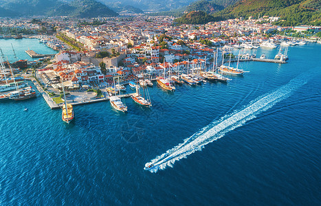 鸟瞰船,游艇,浮动船美丽的建筑日尔马里斯,土耳其风景与船码头湾,蓝海,城市游艇帆船的港口顶部景色图片
