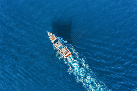 冲绳蓝海欧洲海上的游艇日落时豪华浮船的鸟瞰图五颜六色的景观与船码头湾,蓝海游艇的无人驾驶飞机上俯瞰豪华游轮带摩托背景