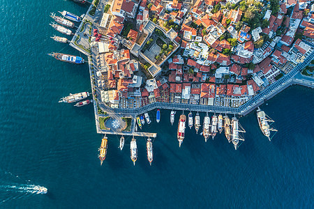 鸟瞰船,游艇,浮动船美丽的建筑日尔马里斯,土耳其景观与船码头湾,海洋,建筑物城市用帆船俯瞰港口船只图片