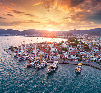 鸟瞰船游艇美丽的建筑日尔马里斯,土耳其风景与船码头湾,海洋,城市,山脉,五颜六色的天空港口的无人驾驶飞机图片
