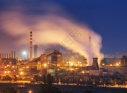 晚上冶金厂烟囱的钢厂钢铁厂,钢铁厂欧洲的重工业烟囱的空气污染,生态问题黄昏时的工业景观植物图片
