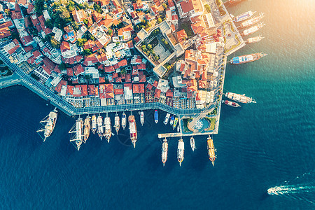 鸟瞰船,游艇,浮动船美丽的建筑土耳其日落景观与船码头湾,海洋,建筑物城市帆船房屋的港口顶部视图船游艇船图片