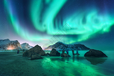 绿色北极光摄影师极光挪威洛福滕岛的北极光极地灯光的星空夜间景观极光,海洋,人,石头,沙滩山脉绿色北极光图片