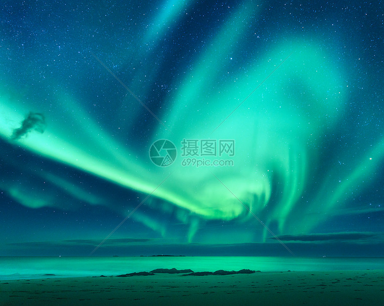 极光海洋上方的北极光挪威洛福腾群岛绿色的北极光极地灯光的星空夜间冬季景观与极光,海洋与天空反射水中自图片