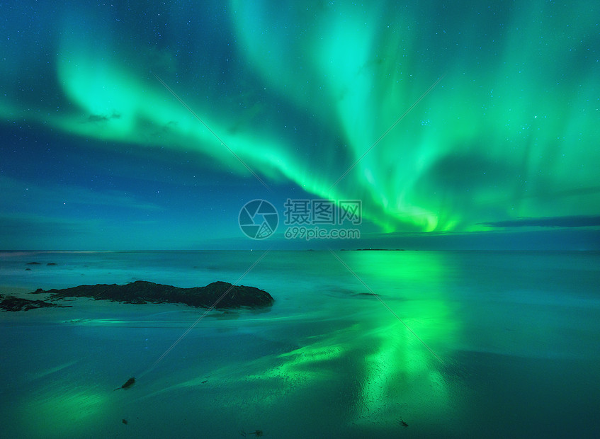 海上的极光挪威洛福滕岛的北极光极地灯光的星空夜间景观与极光,海洋与模糊的水天空反射,石头,沙滩北极极光海图片