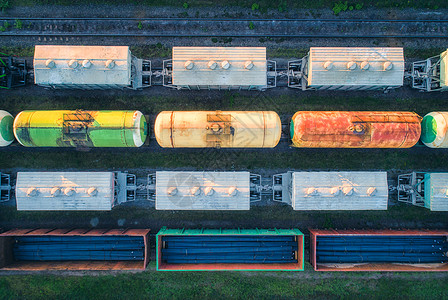 铁路货车的鸟瞰图货运火车火车站上五颜六色的货运火车的顶景铁路上货物的货车重工业工业景观运输铁路图片