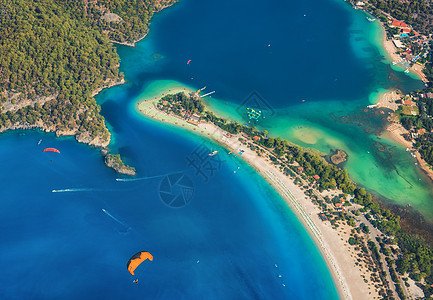 土耳其Oludeniz蓝色泻湖的鸟瞰图五颜六色的夏季景观与海吐,绿色的森林,蔚蓝的水,沙滩阳光明媚的日子旅行背景国图片