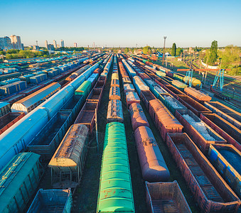 彩色货运列车的鸟瞰图火车站上的货车铁路上货物的货车重工业工业景观与火车,铁路平台日落的风景仓库图片