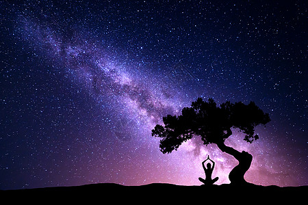 美丽星空银河与树女人练瑜伽银河与树轮廓的个坐着的女人练瑜伽美丽的风景与冥想的女孩树下,与紫色的银河星空星系美背景
