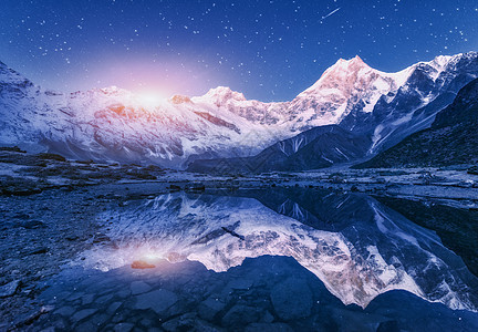 夜景与喜马拉雅山脉山湖繁星夜晚尼泊尔高岩石的景观,雪峰天空,星星月亮反射水中月亮升美丽的玛纳斯鲁尼泊尔图片