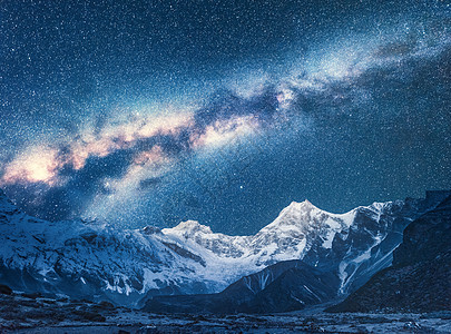 银河系美丽的玛纳斯鲁,喜马拉雅山尼泊尔的喜马拉雅山脉夜空令人惊叹的景色高高的岩石,雪峰,天空中星星明亮的银河夜背景图片