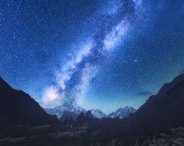 银河系令人惊奇的场景与喜马拉雅山脉星空夜间尼泊尔高高的岩石,雪峰,天空中星星美丽的玛纳斯鲁,喜马拉雅山明图片
