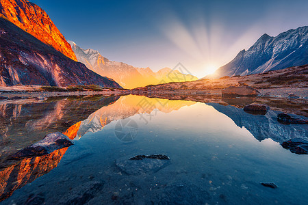 美丽的风景高山,明亮的山峰,山湖里石头,日出时倒影,蓝天阳光尼泊尔喜马拉雅山脉的惊人景象喜马拉雅山背景