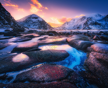 五颜六色的日落犹他州海滩,洛芬岛,挪威令人惊叹的景色雪山,石头,美丽的倒影水中,红色的天空,云彩冬季景观水里图片
