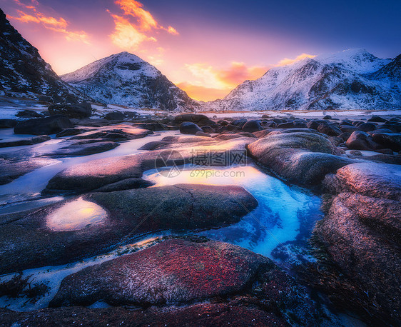 五颜六色的日落犹他州海滩,洛芬岛,挪威令人惊叹的景色雪山,石头,美丽的倒影水中,红色的天空,云彩冬季景观水里图片
