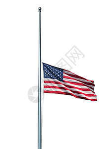 半桅美国,象征着美杆上低空飞行白色背景上的工作人员,荣誉的象征,尊重哀悼堕落的英雄图片
