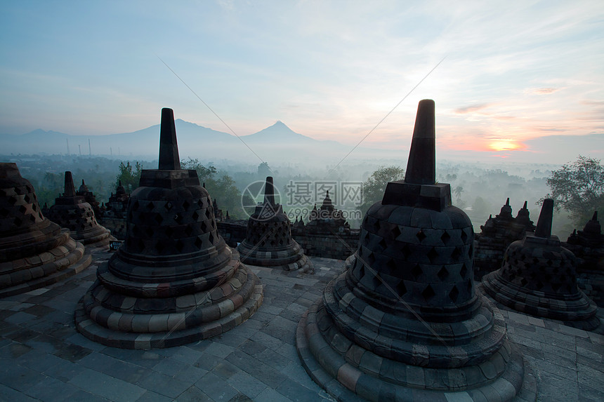 博罗布杜尔寺庙日出日惹,爪哇,印度尼西亚图片