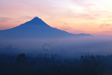印尼博罗布杜尔日雅加达默拉皮火山日出山景观图片