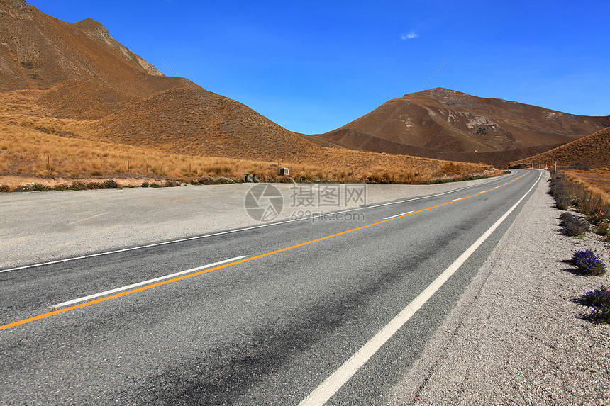 长路延伸干燥的山脉林迪斯通行证,最高的公路,纽泽兰图片