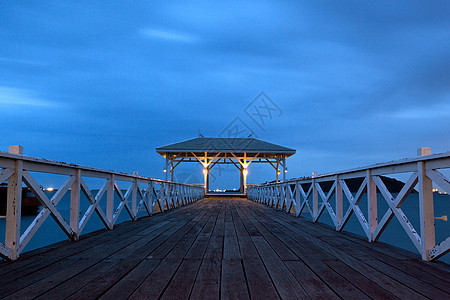 黄昏时带亭子的码头走道背景图片