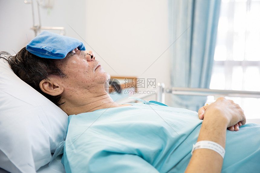 成熟的老病人睡病床上