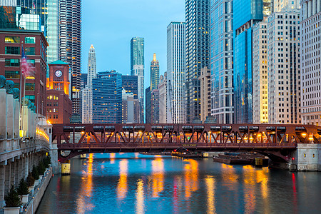 城市黄昏芝加哥市市中心河流,黄昏时桥梁背景