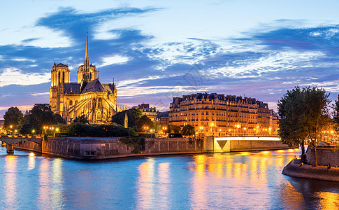 文艺复兴巴黎母院大教堂与巴黎城市景观全景黄昏,法国背景