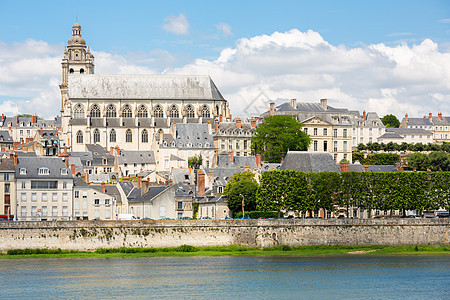 布利斯的城市景观与法国卢瓦尔河上的大教堂图片