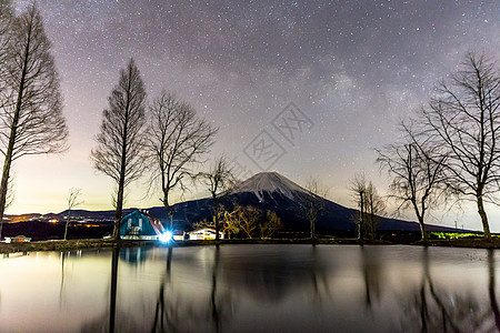 富士山与恒星银河日出前图片