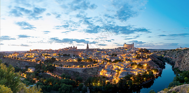 图莱多城市景观全景拍摄与阿尔卡扎黄昏马德里西牙图片